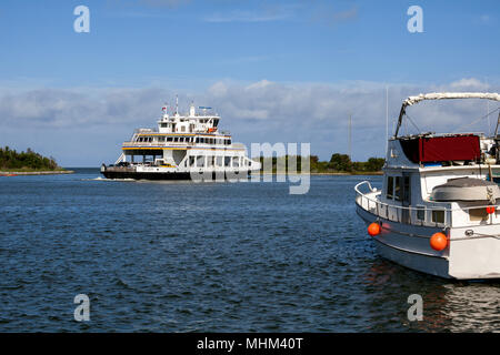 NC01579-00...North Carolina - traghetto sul livello del mare entrando in Silver Lake Harbour nella città di Ocracoke sull isola Ocracoke parte dell'Outer Banks. Foto Stock