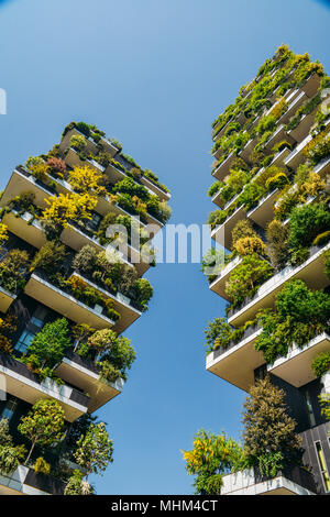 Bosco verticale è costituita da una coppia di due eleganti torri residenziali a Milano, in zona Porta Nuova quartiere costituito da centinaia di alberi e piante in balconi Foto Stock