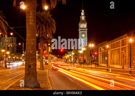 Notte Street - una vista notturna della trafficata Embarcadero street presso la parte anteriore del Ferry Building, San Francisco, California, Stati Uniti d'America. Foto Stock