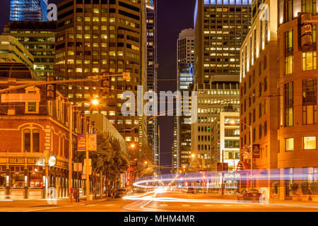 La città di notte Street - una notte street view di un importante incrocio al quartiere finanziario del centro cittadino di San Francisco, California, Stati Uniti d'America. Foto Stock