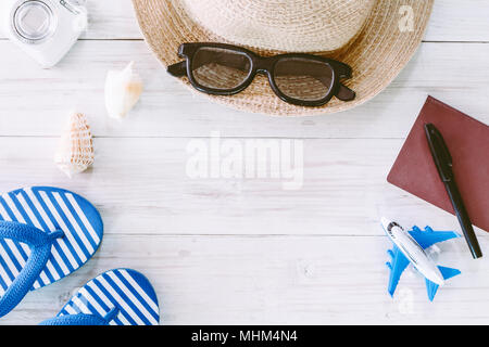 Traveler's accessori su sfondo di legno - Concetto di viaggio Foto Stock