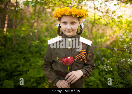 La ragazza di vecchia uniforme militare il 9 maggio. Sfondo Foto Stock