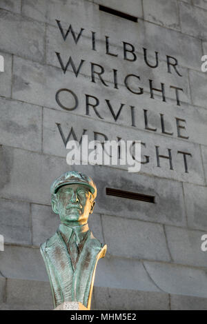 NC01741-00...North Carolina - Busto di Orville Wright presso i fratelli Wright monumento su Kill Devil Hill, Wright Brothers National Memorial. Foto Stock