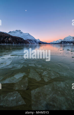 Le cime innevate sono riflessi al lago di Sils all'alba Alta Engadina Canton Grigioni Svizzera Europa Foto Stock