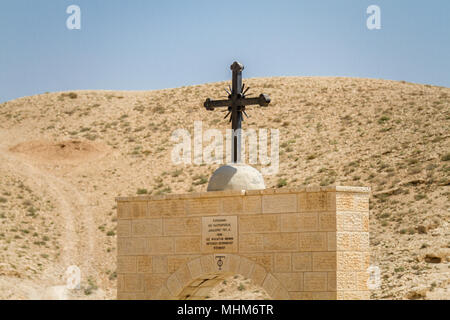 Croce vicino al monastero di San Giorgio di Choziba Judaean nel deserto in Terra Santa, Israele Foto Stock