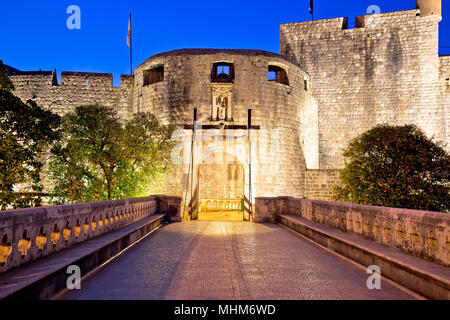 Palo porta d'ingresso nella città di Dubrovnik vista serale, Dalmazia regione della Croazia Foto Stock