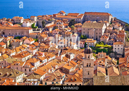 Dubrovnik Centro storico vista sui tetti da mura, Dalmazia regione della Croazia Foto Stock