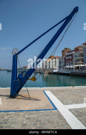 Imbarcazione gru a Agios Nikolaos porto Foto Stock