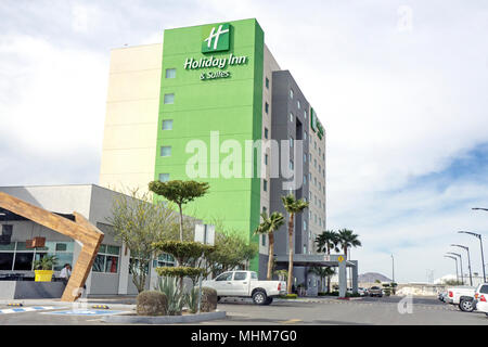 Nuovi Dipinti in maniera attraente e allegro paesaggistici midsize Holiday Inn catena americana hotel vicino aeroporto a Hermosillo città capitale di stato di Sonora in Messico Foto Stock