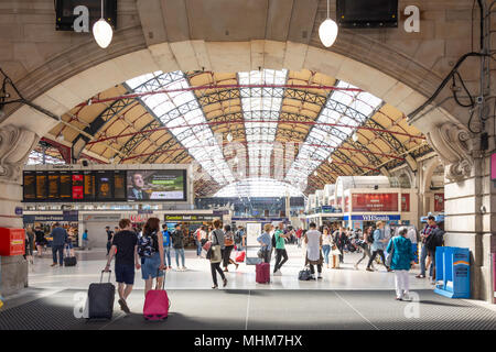Atrio Interno alla stazione ferroviaria di Victoria, Victoria, City of Westminster, Greater London, England, Regno Unito Foto Stock