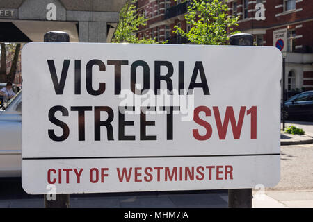 Strada segno, Victoria Street, Victoria, City of Westminster, Greater London, England, Regno Unito Foto Stock