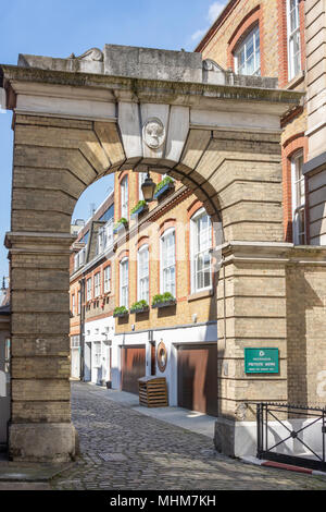 Ingresso al Grosvenor Gardens Mews Nord, Belgravia, City of Westminster, Greater London, England, Regno Unito Foto Stock