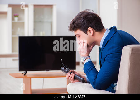 Businesman guardando la tv in ufficio Foto Stock