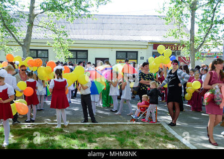 Slavyansk-su-Kuban, Russia - 1 Maggio 2018: celebra il primo di maggio il giorno di primavera e del lavoro. Giorno di maggio sfilano su piazza del teatro nella città o Foto Stock