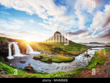 Il pittoresco tramonto su paesaggi e cascate. Kirkjufell mountain, Islanda Foto Stock