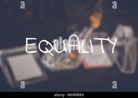 Parola di uguaglianza con business sfocatura sullo sfondo Foto Stock