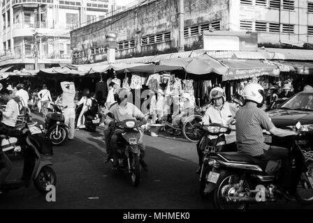 Occupato nel marketplace di Phnom Penh Foto Stock