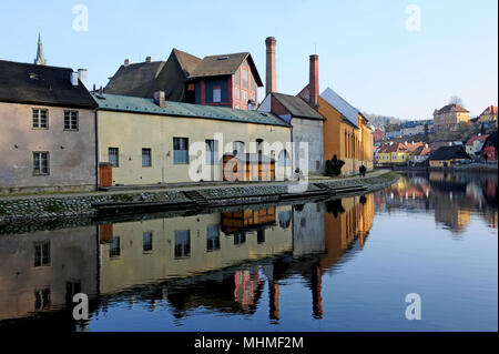 Il fiume Moldava che fluisce da Cesky Krumlov Repubblica Ceca, Europa Foto Stock