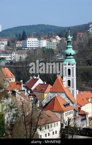 Vista di Cesky Krumlov da Città di Castello con il campanile della chiesa di San Jost, Repubblica Ceca Foto Stock