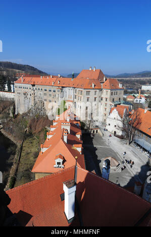 Il complesso del castello di Cesky Krumlov, Repubblica Ceca, visto dalla torre del castello Foto Stock