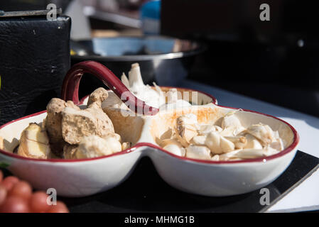 Cibo per la vendita in stalle al gusto della molla food fair in Banbury, Oxfordshire, il 22 aprile 2018 Foto Stock