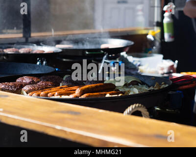 Grigliate di carne, salsicce, hot dog e hamburger in vendita presso il gusto della molla food fair in Banbury, Oxfordshire, il 22 aprile 2018 Foto Stock