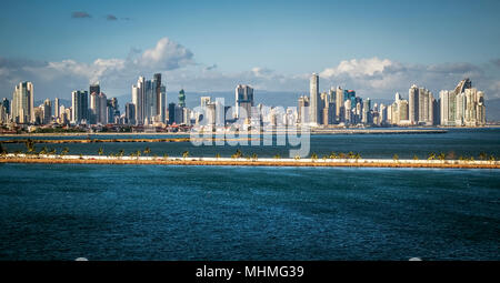Panorama della città di Panama vista dal mare Foto Stock