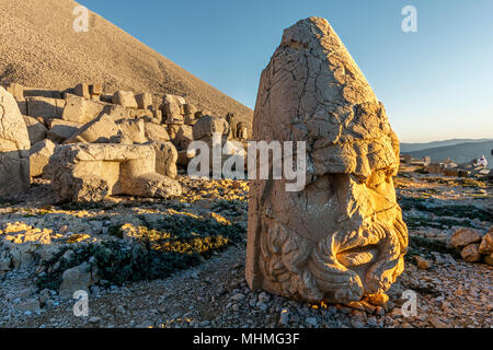 La tomba, sculture monumentali e il paesaggio unico della Antiquech ho di Antiochos, re di Kommagene, che ha governato sulle pendici del monte Nemrut a 2 Foto Stock