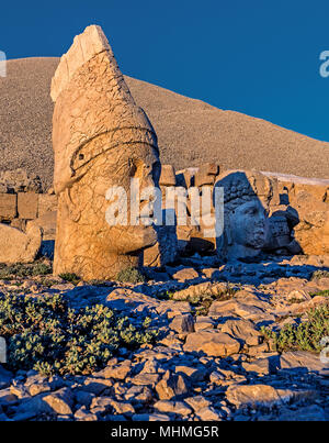 La tomba, sculture monumentali e il paesaggio unico della Antiquech ho di Antiochos, re di Kommagene, che ha governato sulle pendici del monte Nemrut a 2 Foto Stock