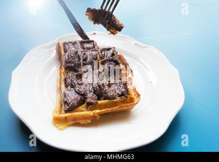 Waffle dessert con cioccolato e crema alla nocciola. Messa a fuoco selettiva. Foto Stock