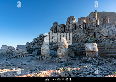 La tomba, sculture monumentali e il paesaggio unico della Antiquech ho di Antiochos, re di Kommagene, che ha governato sulle pendici del monte Nemrut a 2 Foto Stock