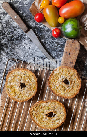 Italiano pane frisella, un tarallo di grano duro cotto al forno, tagliato a metà orizzontalmente e nuovamente cotte nel forno. Foto Stock