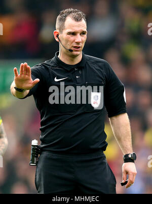 Arbitro della corrispondenza Tim Robinson durante il cielo di scommessa match del campionato a Carrow Road, Norwich. Stampa foto di associazione. Picture Data: Sabato 14 Aprile, 2018. Vedere PA storia SOCCER Norwich. Foto di credito dovrebbe leggere: Paul Harding/filo PA. Restrizioni: solo uso editoriale nessun uso non autorizzato di audio, video, dati, calendari, club/campionato loghi o 'live' servizi. Online in corrispondenza uso limitato a 75 immagini, nessun video emulazione. Nessun uso in scommesse, giochi o un singolo giocatore/club/league pubblicazioni. Foto Stock