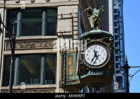 Il 1926 'Padre Tempo' orologio collocato al di fuori del gioielliere di edificio in Chicago Downtown Loop business district. Foto Stock
