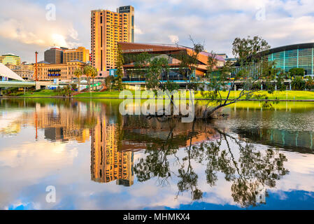 Adelaide, Australia - 27 agosto 2017: Adelaide skyline della città si riflette nel fiume Torrens in Elder Park al tramonto Foto Stock