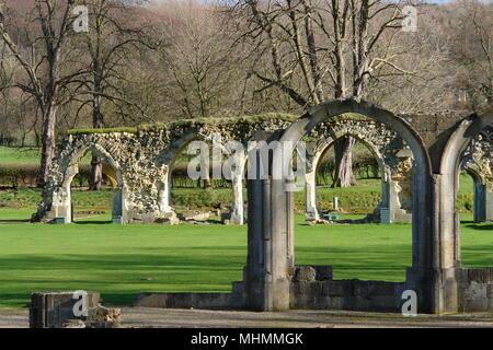 Le rovine degli archi del chiostro all'abbazia di Hailes, vicino a Winchcombe, Gloucesrtershire Foto Stock