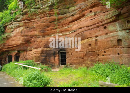 Una casa nella roccia a Wolverley nel Worcestershire, scavata dalla collina di arenaria vicino al fiume Severn. Molte di queste case rupestri furono costruite nella zona alla fine del XVIII secolo. Nel 2000 una delle case di roccia fu messa sul mercato immobiliare di ú10,000. Aveva il pavimento in moquette, ma non c'era elettricità, acqua corrente o servizi igienici. Foto Stock
