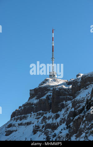 Vista sulla telecomunicazione trasmettitore antenna sul Rigi Kulm picco di montagna su una soleggiata giornata di primavera con la neve e il cielo blu chiaro Foto Stock