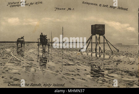 Attraversare la sabbia a Lindisfarne Foto Stock