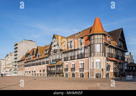 De Barkentijn, corner house in stile normanno, ora centro di vacanza nella località balneare di Nieuwpoort / Nieuport, Fiandre Occidentali, Belgio Foto Stock