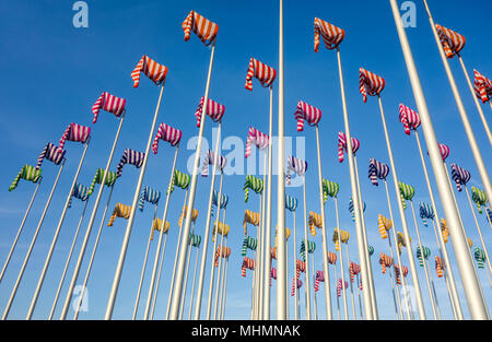 Illustrazione Le vent souffle où il veut dall artista Daniel Buren, centinaia di poli di bandiera con colorati windsocks a Nieuwpoort / Nieuport, Fiandre Occidentali, Belgio Foto Stock