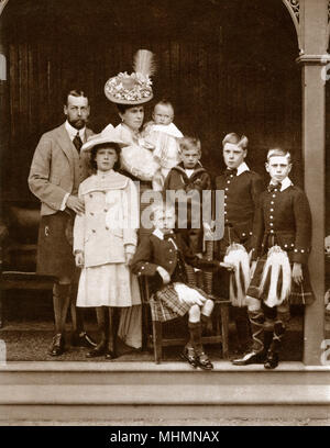 Il Duca e la duchessa di York con i loro sei figli, prese a Abergeldie, (da sinistra a destra e dall'alto verso il basso) Duca di York (successivamente George V),(1865 1936), duchessa di York, Maria di Teck (poi regina consorte Maria), Prince Edward del Galles (più tardi re Edward VIII), e poi duca di Windsor, (1894 1972), il principe Albert, il Duca di York (più tardi re George VI), (1895 1952), Prince George, Duca di Kent, (1902 1942), il principe Henry, duca di Gloucester, (1900 1974), il principe Giovanni, che è morto all'età di quattordici anni di una grave epilessia sequestro, (1905 1919), come un bambino e la Principessa Maria, più tardi Viscountess Lascelles, (18 Foto Stock