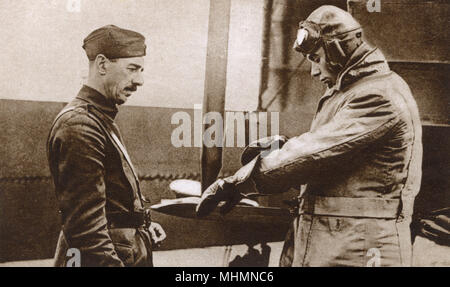 Prince Albert, poi duca di York e King George VI (1895-1952), come capitano nella Royal Air Force a cui egli ha trasferito dalla Marina nel 1918. Qui egli si sta preparando per un volo a bordo di un bombardiere Handley-Page a Cranwell, Lincolnshire. Data: 1918 Foto Stock