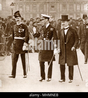 Prince Albert, il Duca di York (futuro re Giorgio VI) (1895-1952) - Durante la cerimonia di premiazione a gettare le fondamenta del Dunkerque British Memoriale di guerra nel nord della Francia. Nella foto tra il sindaco di Dunkerque (a destra) e il Prefetto del porto (sinistra). Il Memorial ha preso la forma di un mercante di club di servizio e dei marinai di Istituto, fornendo così un "uso ispiratore di una tragica memoria" come il Duca ha dichiarato nel suo intervento. Data: 1922 Foto Stock