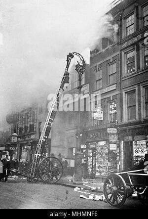 Vigili del fuoco che assistono a un incendio nello Strand di Londra Foto Stock