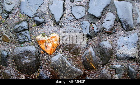 Cuore di pietra naturale a forma di ciottoli come un percorso di cuore per amore rocce nessuno copyspace Foto Stock