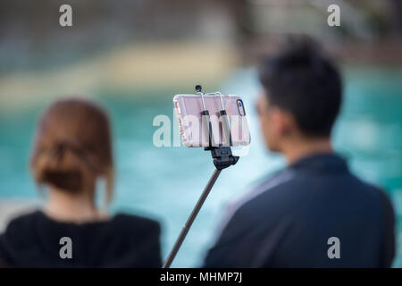Selfie utilizzando il telecomando e la prolunga treppiede Foto Stock