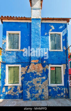Case colorate di Burano Venezia sulla giornata di sole Foto Stock