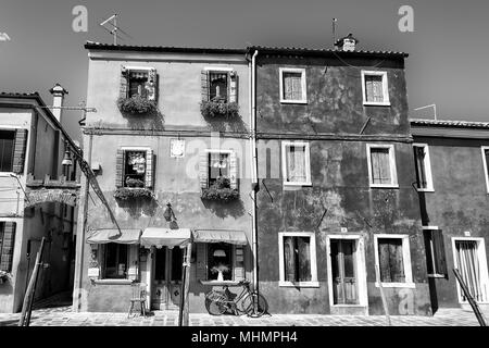 Delle case di Burano Venezia sulla giornata di sole Foto Stock