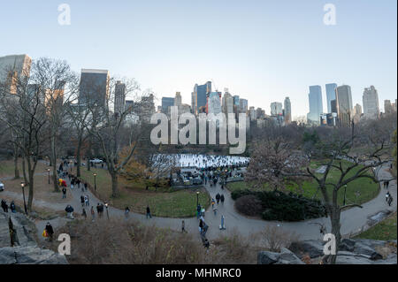 NEW YORK, Stati Uniti d'America - 11 dicembre 2011 - TPeople pattinaggio a Central Park affollate di persone per natale Foto Stock